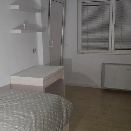 Apartment 3 Bedrooms Location *